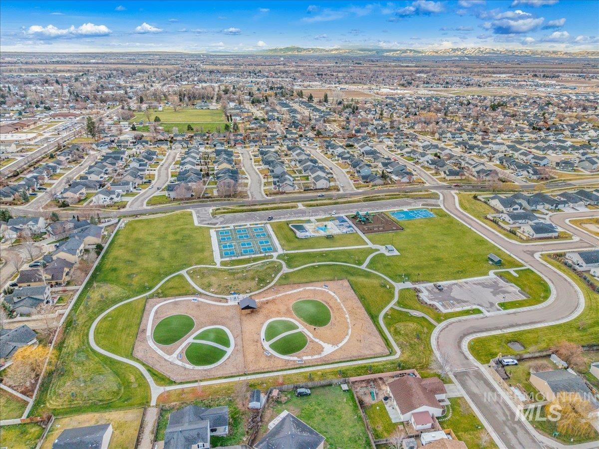 1217 N Bowknot Lake Ave, Star, Idaho 83669, 4 Bedrooms, 2.5 Bathrooms, Residential For Sale, Price $575,000,MLS 98971294