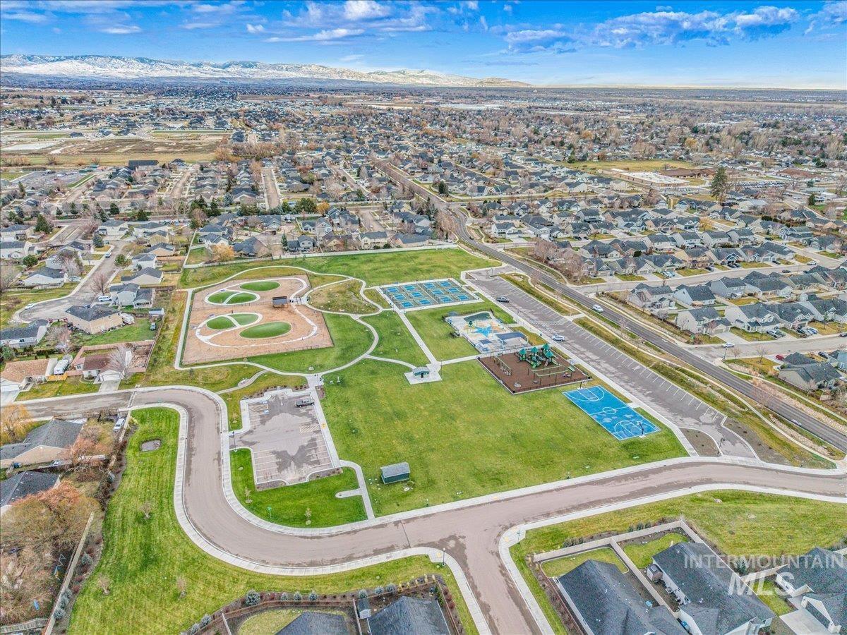 1217 N Bowknot Lake Ave, Star, Idaho 83669, 4 Bedrooms, 2.5 Bathrooms, Residential For Sale, Price $575,000,MLS 98971294