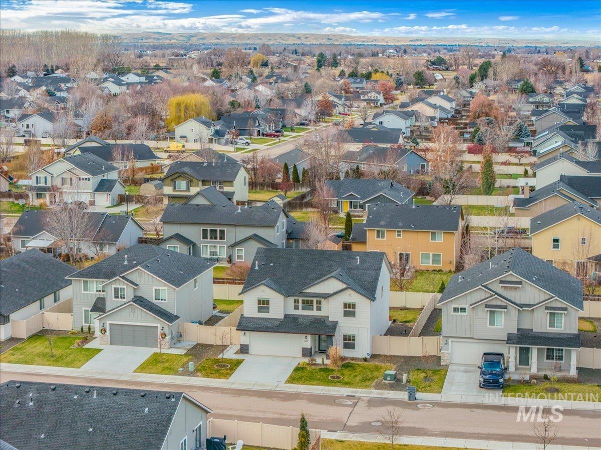 1217 N Bowknot Lake Ave, Star, Idaho 83669, 4 Bedrooms, 2.5 Bathrooms, Residential For Sale, Price $575,000,MLS 98971294