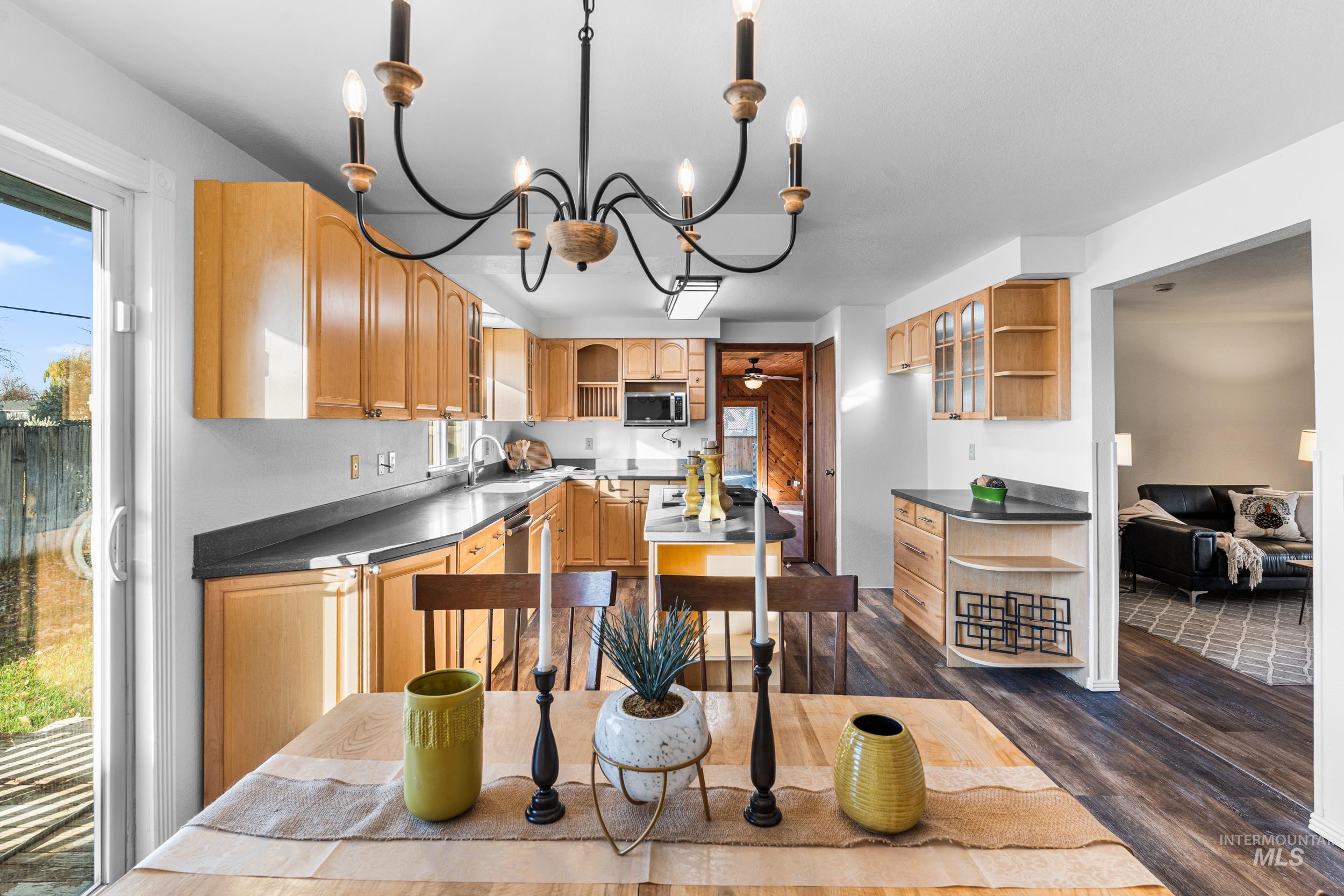 1212 E Ustick Rd, Caldwell, Idaho 83607, 6 Bedrooms, 3 Bathrooms, Residential For Sale, Price $459,900,MLS 98971299