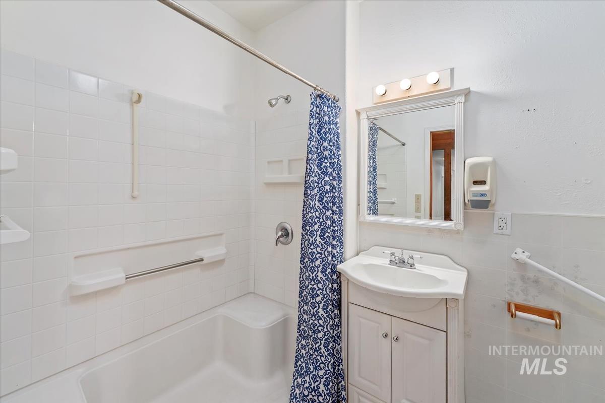 1212 E Ustick Rd, Caldwell, Idaho 83607, 6 Bedrooms, 3 Bathrooms, Residential For Sale, Price $459,900,MLS 98971299