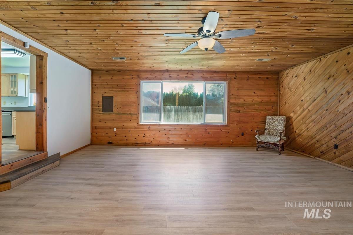 1212 E Ustick Rd, Caldwell, Idaho 83607, 6 Bedrooms, 3 Bathrooms, Residential For Sale, Price $459,900,MLS 98971299