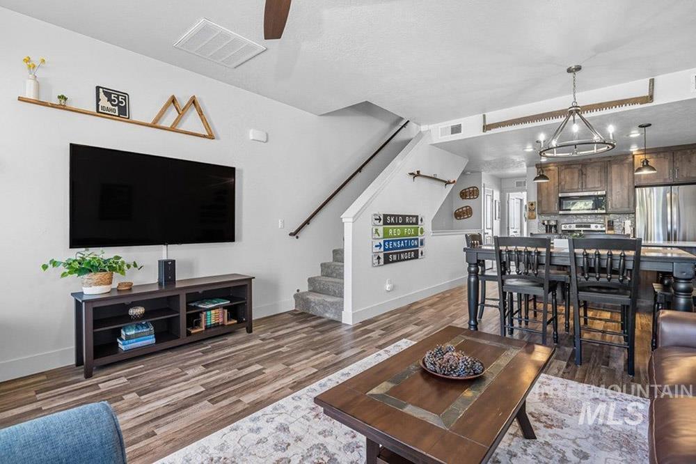 211 Broken Pine Lane, McCall, Idaho 83638, 3 Bedrooms, 3 Bathrooms, Residential For Sale, Price $549,900,MLS 98971303