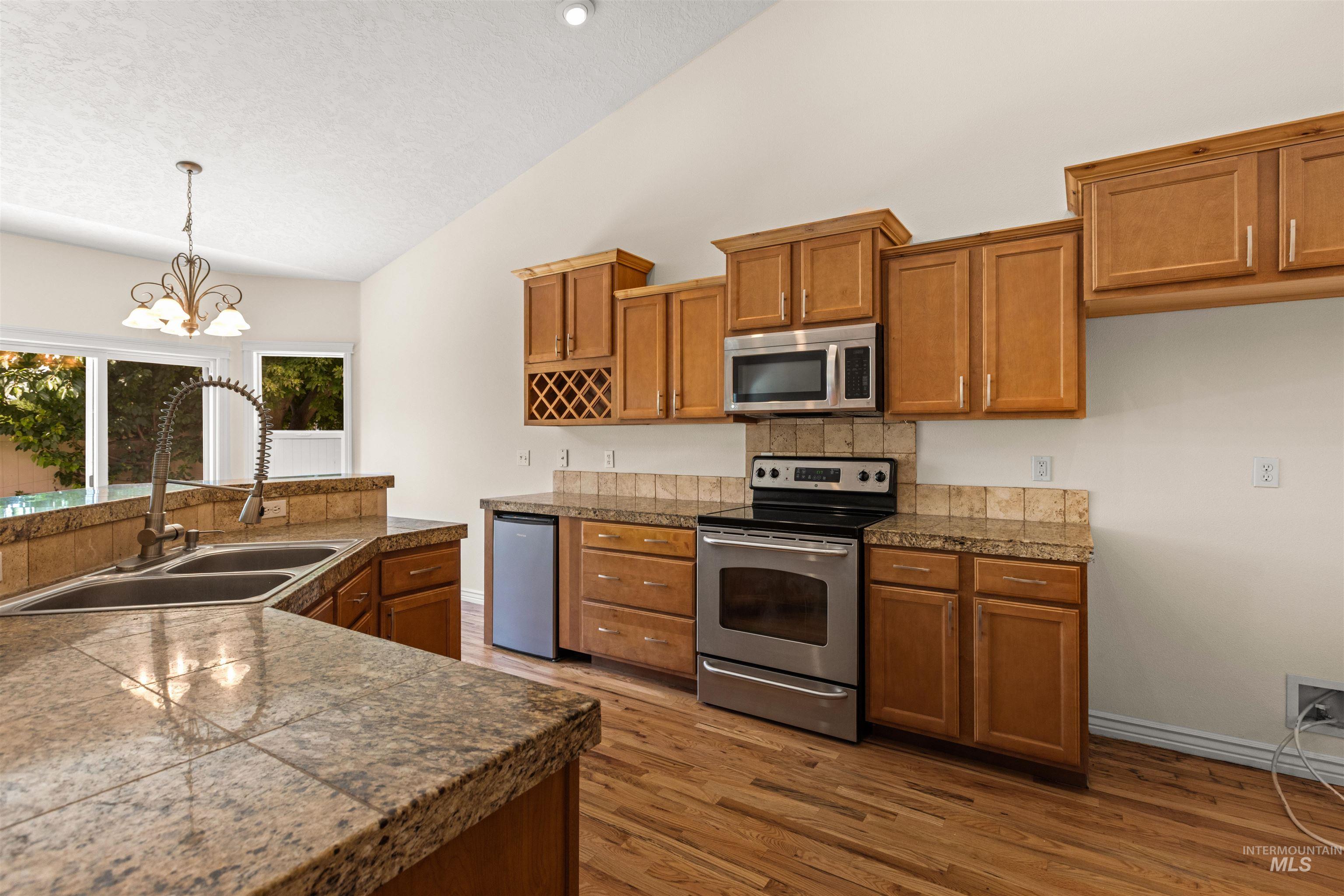 3827 S Lamone Way, Meridian, Florida 83642, 4 Bedrooms, 2.5 Bathrooms, Residential For Sale, Price $620,000,MLS 98971305