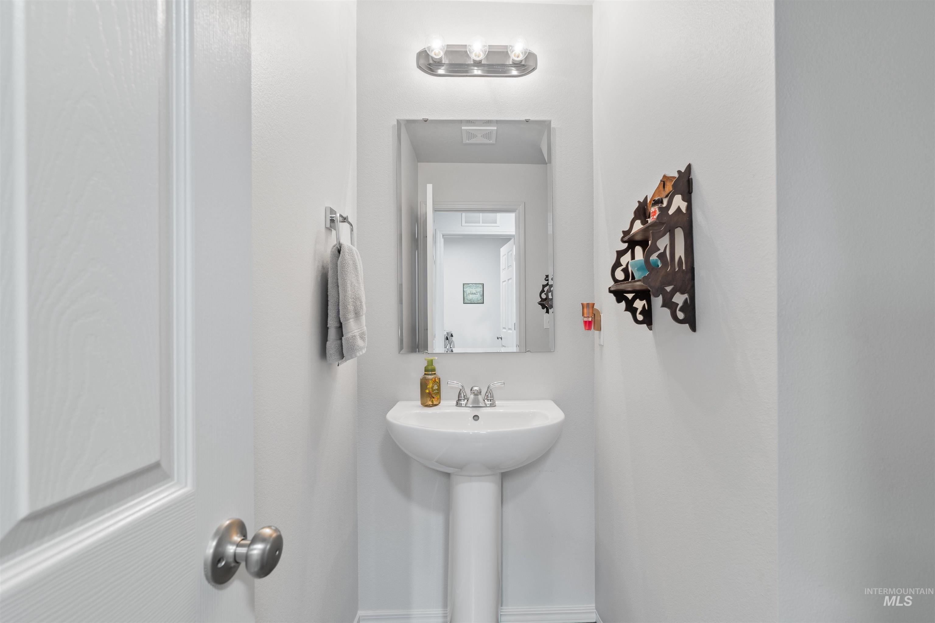 12731 Sondra St, Caldwell, Idaho 83607, 5 Bedrooms, 2.5 Bathrooms, Residential For Sale, Price $499,900,MLS 98971311