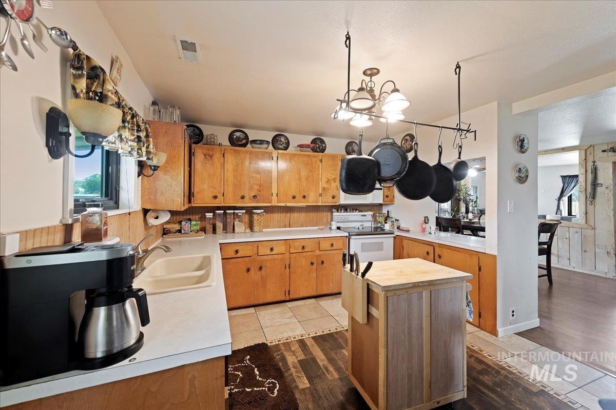 3 8th Street, Middleton, Idaho 83644, 3 Bedrooms, 2 Bathrooms, Residential For Sale, Price $610,000,MLS 98971312