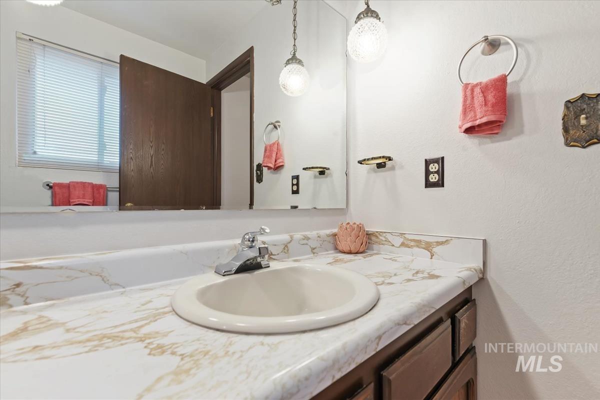 4921 N Sunderland Dr., Boise, Idaho 83704, 3 Bedrooms, 2 Bathrooms, Residential For Sale, Price $445,900,MLS 98971314