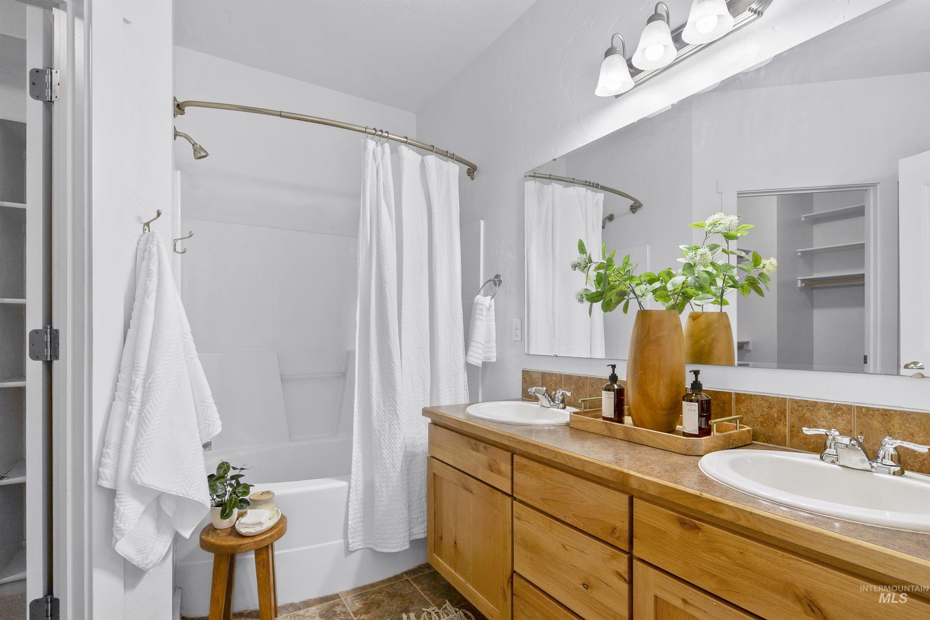 2862 N Vallin Ave, Meridian, Idaho 83616, 3 Bedrooms, 2 Bathrooms, Residential For Sale, Price $419,900,MLS 98971321