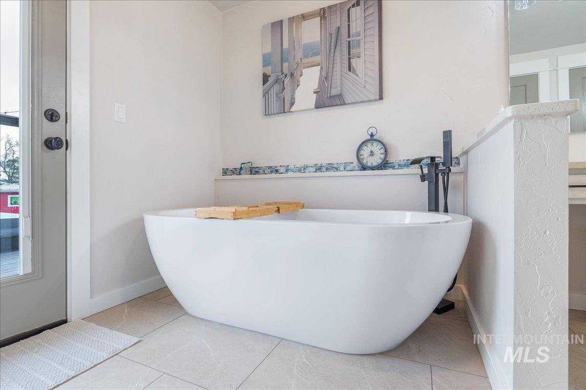 3582 NW Dutton Way, Mountain Home, Idaho 83647, 2 Bedrooms, 2 Bathrooms, Residential For Sale, Price $779,500,MLS 98971322