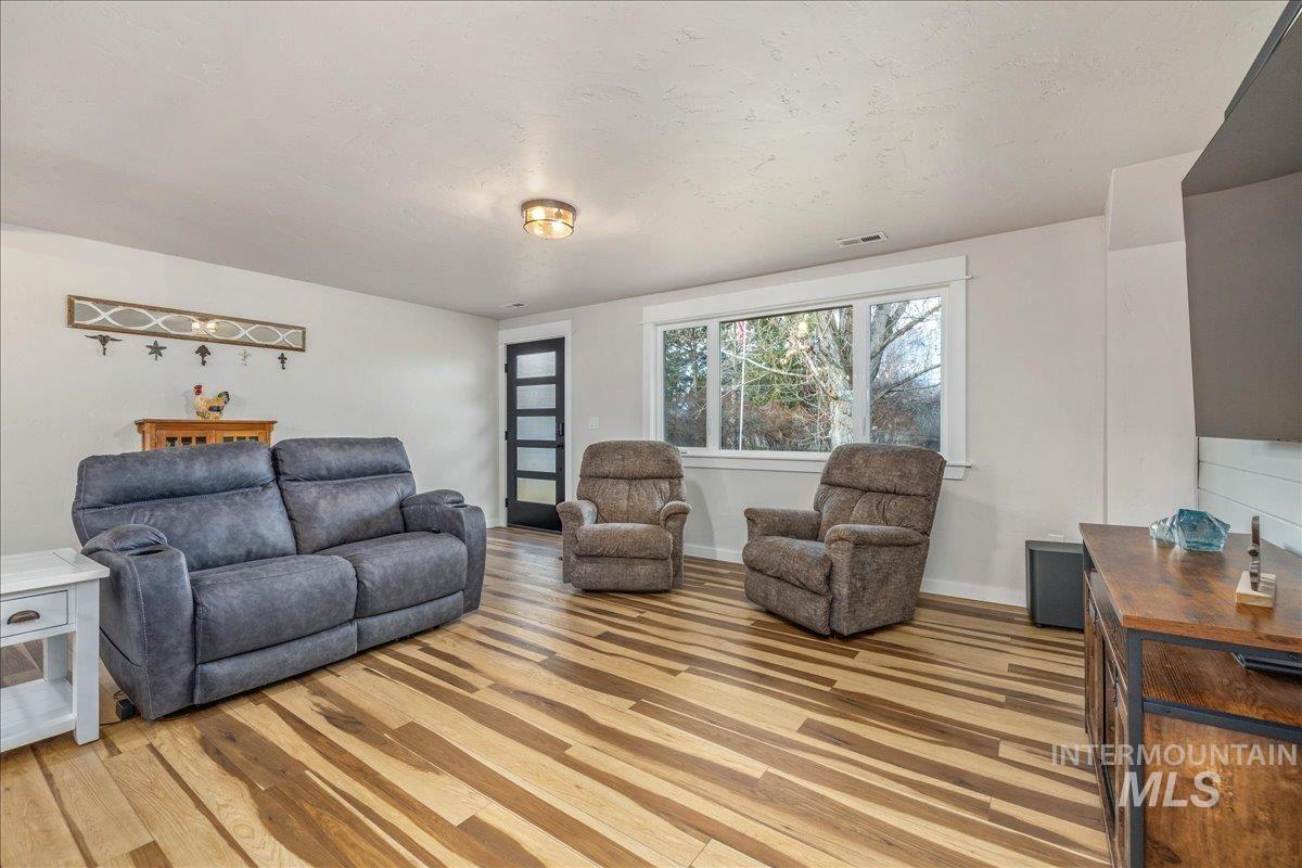 3582 NW Dutton Way, Mountain Home, Idaho 83647, 2 Bedrooms, 2 Bathrooms, Residential For Sale, Price $779,500,MLS 98971322