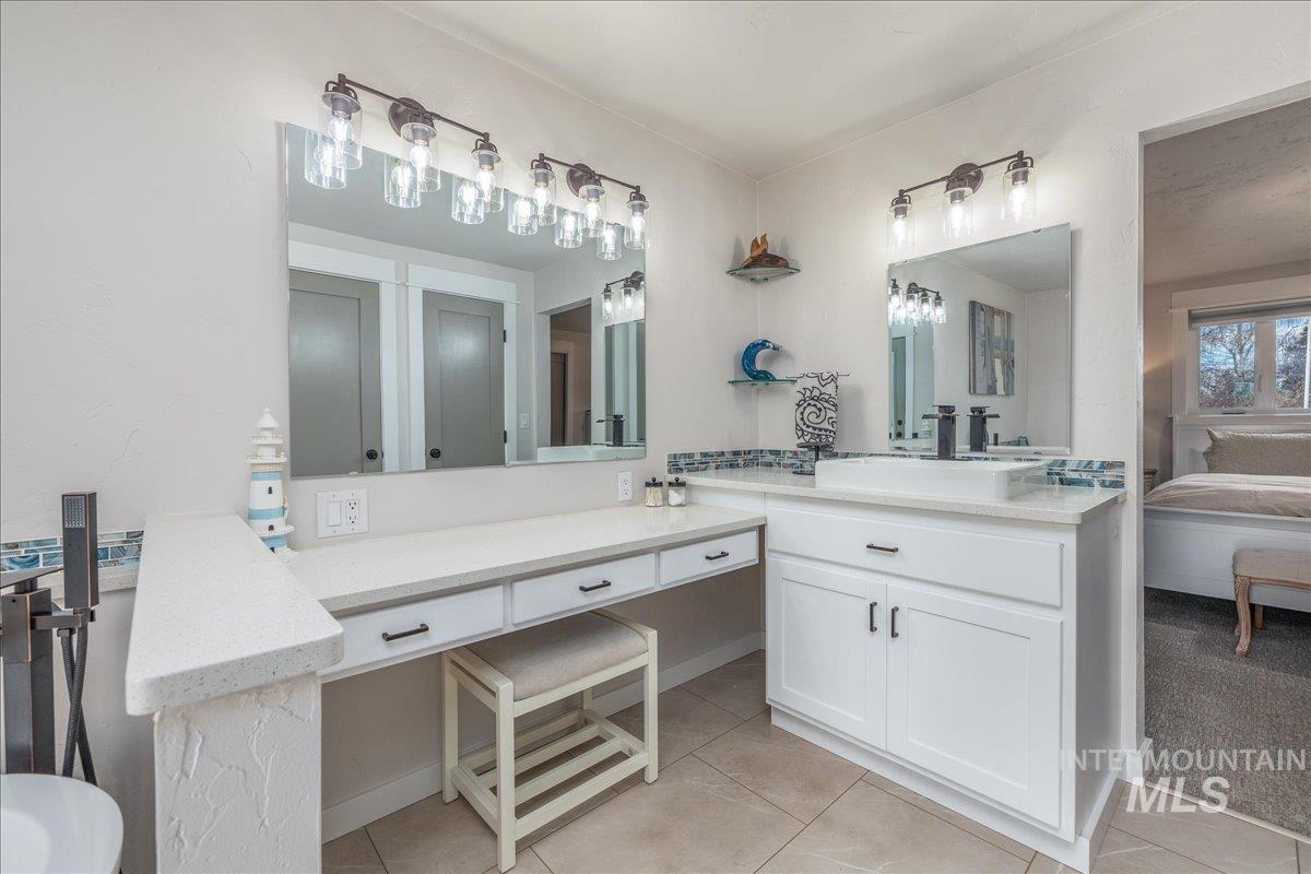 3582 NW Dutton Way, Mountain Home, Idaho 83647, 2 Bedrooms, 2 Bathrooms, Residential For Sale, Price $779,500,MLS 98971322