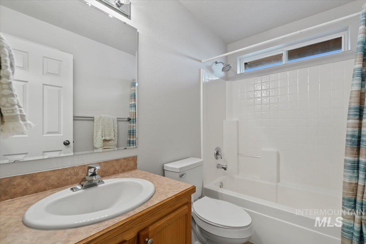 2123 E Harbour Grove Drive, Nampa, Idaho 83686, 3 Bedrooms, 2 Bathrooms, Residential For Sale, Price $419,000,MLS 98971351