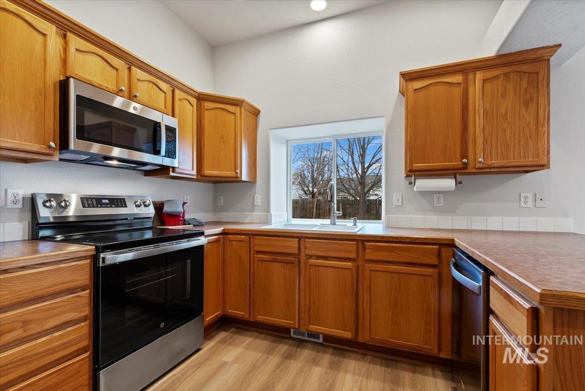 2123 E Harbour Grove Drive, Nampa, Idaho 83686, 3 Bedrooms, 2 Bathrooms, Residential For Sale, Price $419,000,MLS 98971351