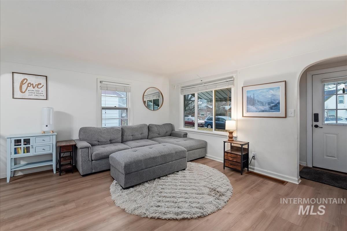 308 S Juniper St, Nampa, Idaho 83686, 3 Bedrooms, 2 Bathrooms, Residential For Sale, Price $328,900,MLS 98971352