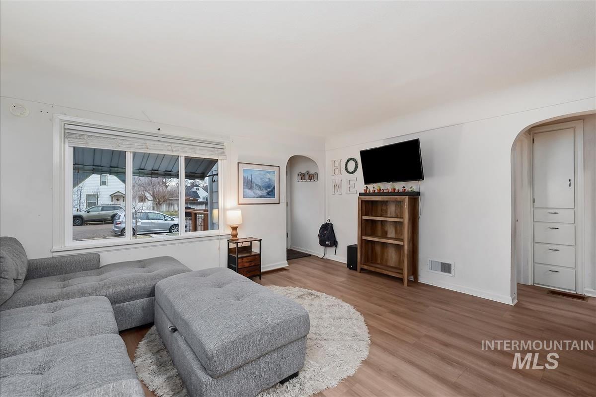 308 S Juniper St, Nampa, Idaho 83686, 3 Bedrooms, 2 Bathrooms, Residential For Sale, Price $328,900,MLS 98971352