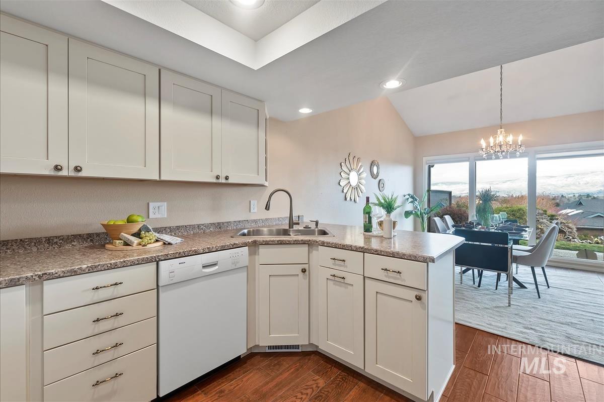 3324 W Catalina Lane, Boise, Idaho 83705, 3 Bedrooms, 3 Bathrooms, Residential For Sale, Price $525,000,MLS 98971363