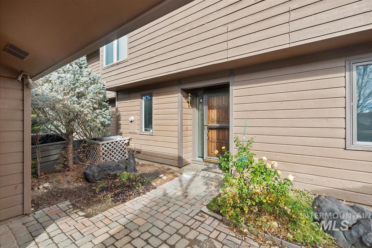 3324 W Catalina Lane, Boise, Idaho 83705, 3 Bedrooms, 3 Bathrooms, Residential For Sale, Price $525,000,MLS 98971363