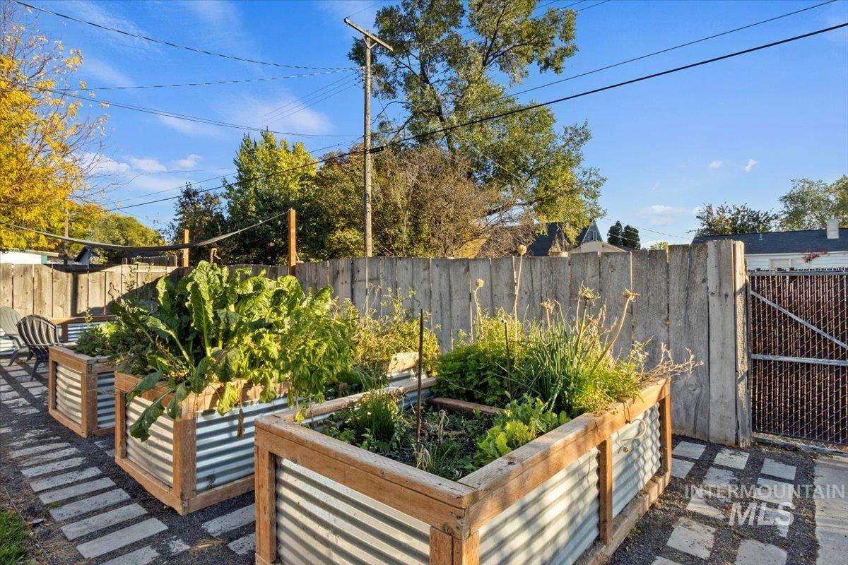 2026 E 11th, Twin Falls, Idaho 83301-6710, 4 Bedrooms, 2 Bathrooms, Residential For Sale, Price $359,900,MLS 98971364