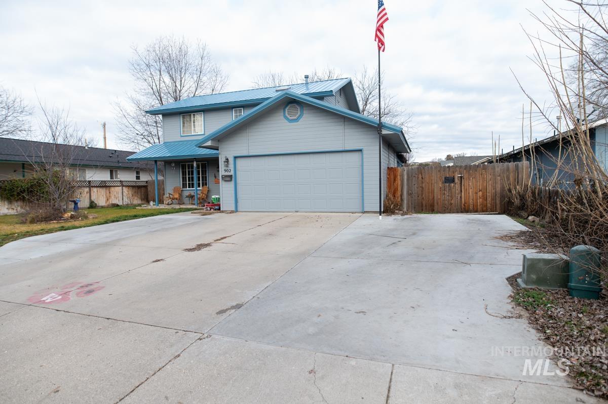 902 E Park St, Weiser, Idaho 83672, 3 Bedrooms, 2.5 Bathrooms, Residential For Sale, Price $360,000,MLS 98971373