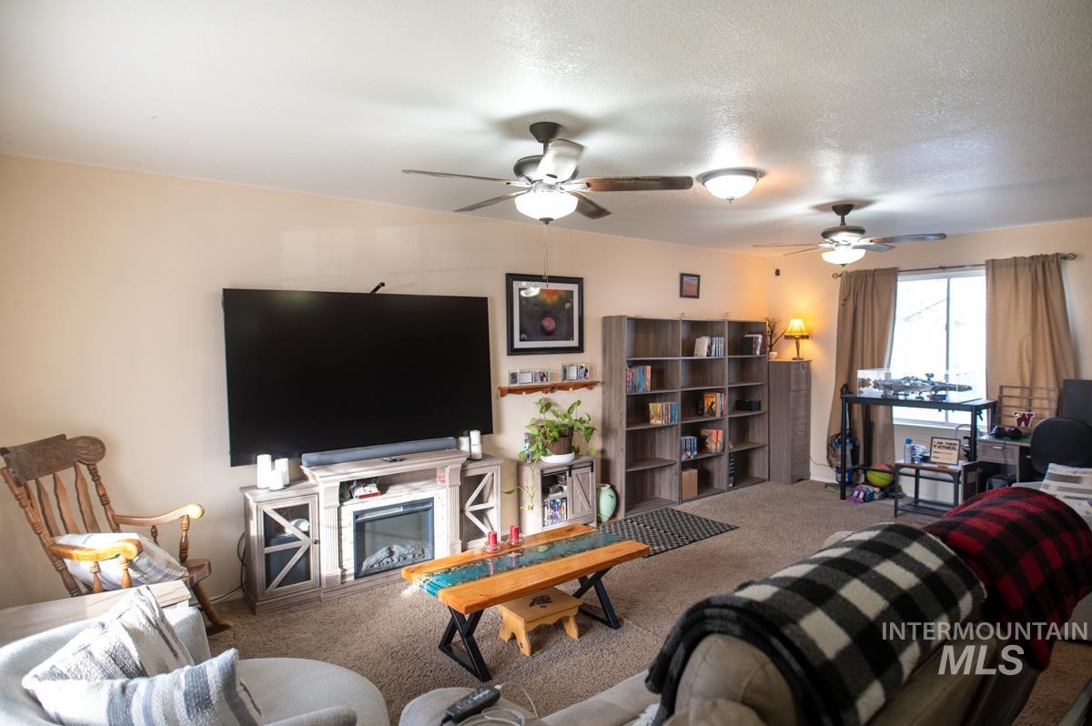 902 E Park St, Weiser, Idaho 83672, 3 Bedrooms, 2.5 Bathrooms, Residential For Sale, Price $360,000,MLS 98971373