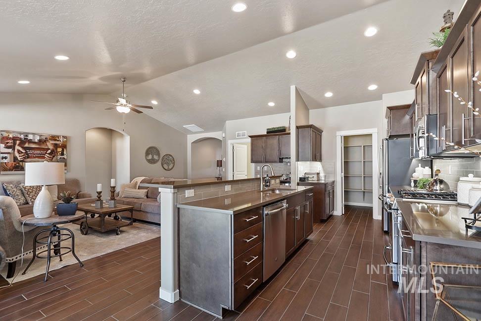 431 Loan Oak St., Middleton, Idaho 83644, 4 Bedrooms, 3 Bathrooms, Residential For Sale, Price $524,990,MLS 98971376