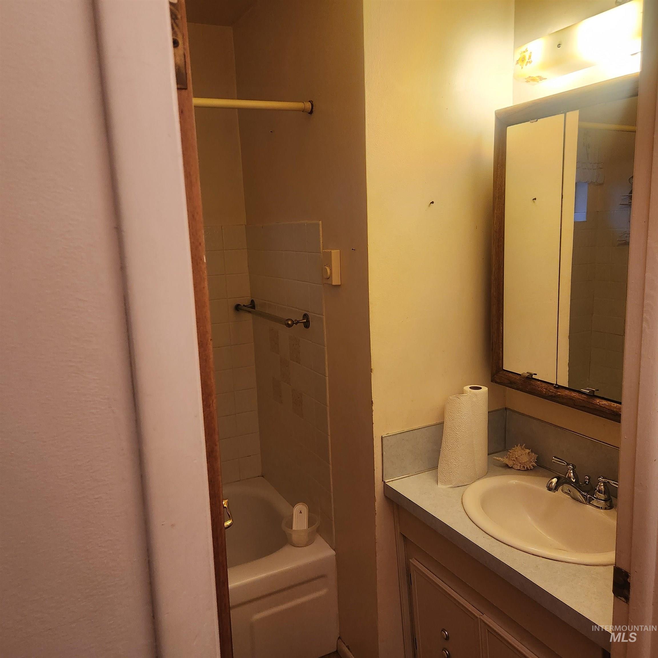 530 California St., Gooding, Idaho 83330, 2 Bedrooms, 1 Bathroom, Residential For Sale, Price $189,500,MLS 98971384