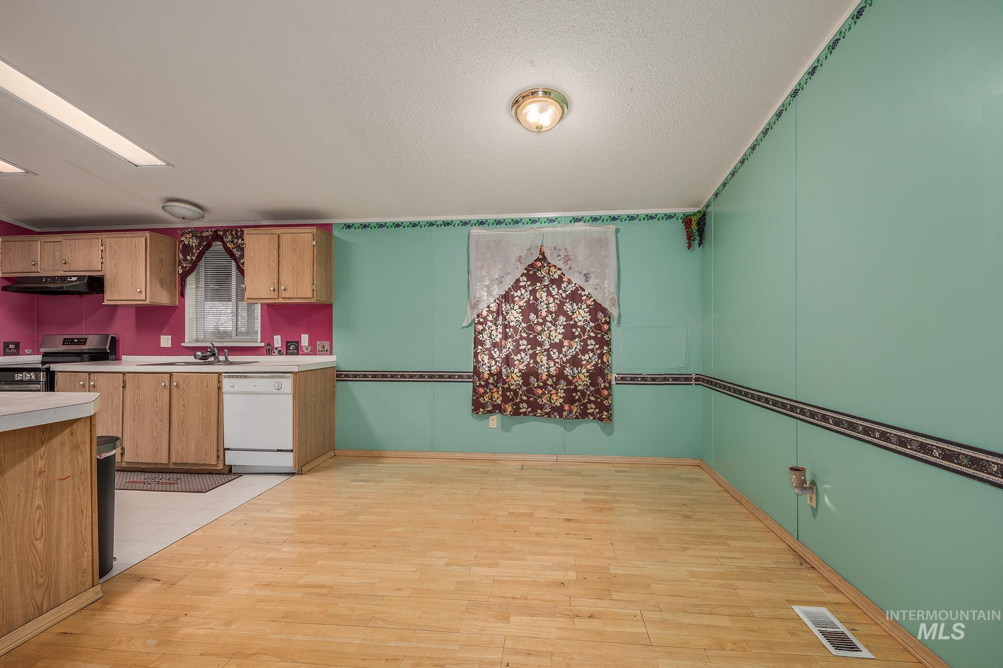 1915 Thomas Circle, Ontario, Oregon 97914, 3 Bedrooms, 2 Bathrooms, Residential For Sale, Price $269,900,MLS 98971387