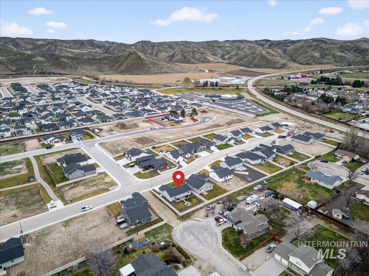 1571 Regency Way, Emmett, Idaho 83617, 3 Bedrooms, 2 Bathrooms, Residential For Sale, Price $385,000,MLS 98971395