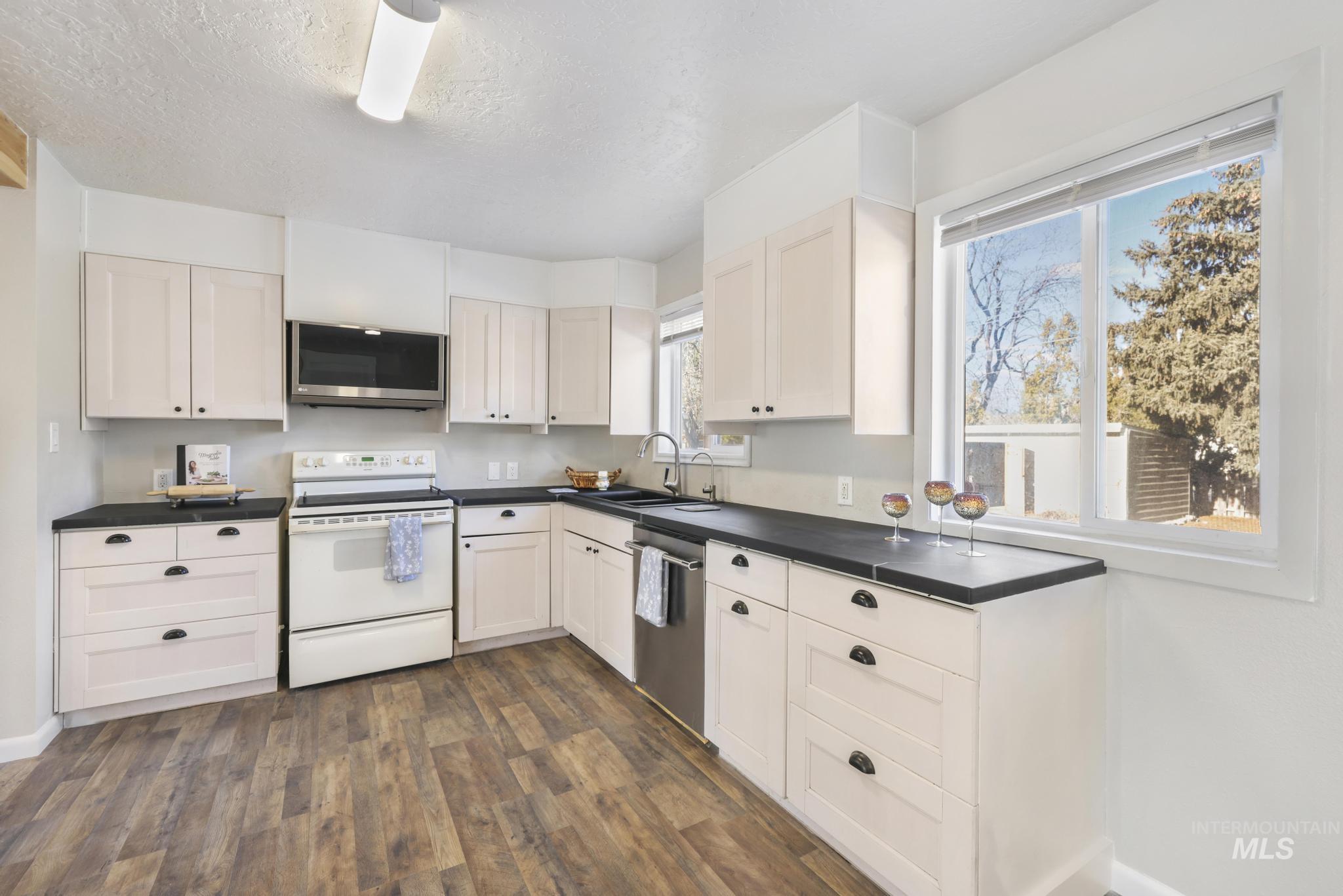 799 Northview, Twin Falls, Idaho 83301, 4 Bedrooms, 2 Bathrooms, Residential For Sale, Price $385,000,MLS 98971399