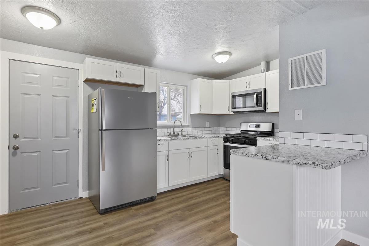 1250 E 4th N, Mountain Home, Idaho 83647, 3 Bedrooms, 1 Bathroom, Residential For Sale, Price $239,000,MLS 98971401