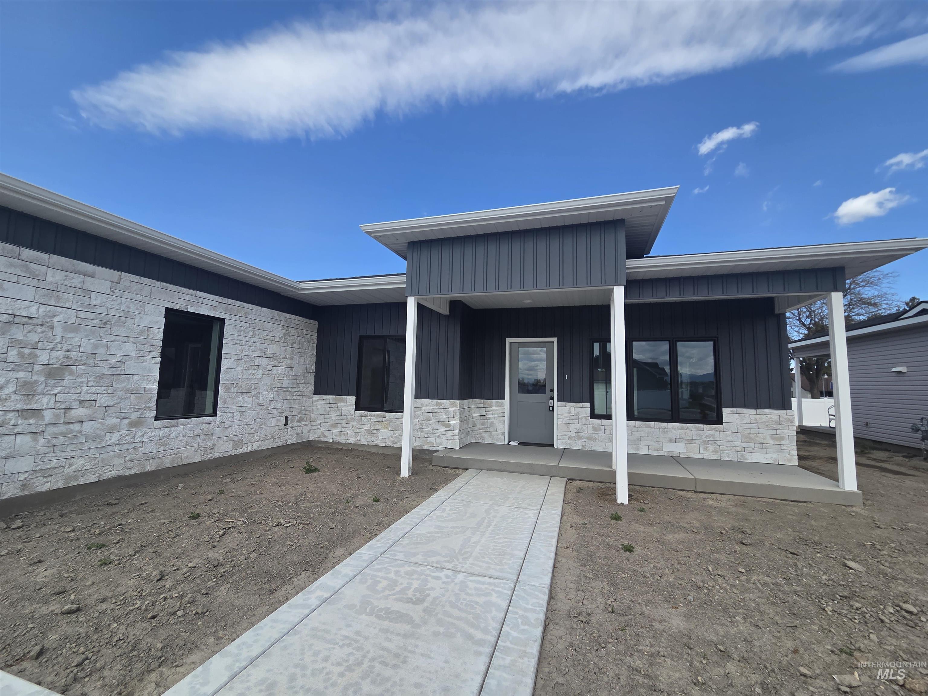 550 Oxford St, Burley, Idaho 83318, 3 Bedrooms, 2 Bathrooms, Residential For Sale, Price $332,465,MLS 98971403