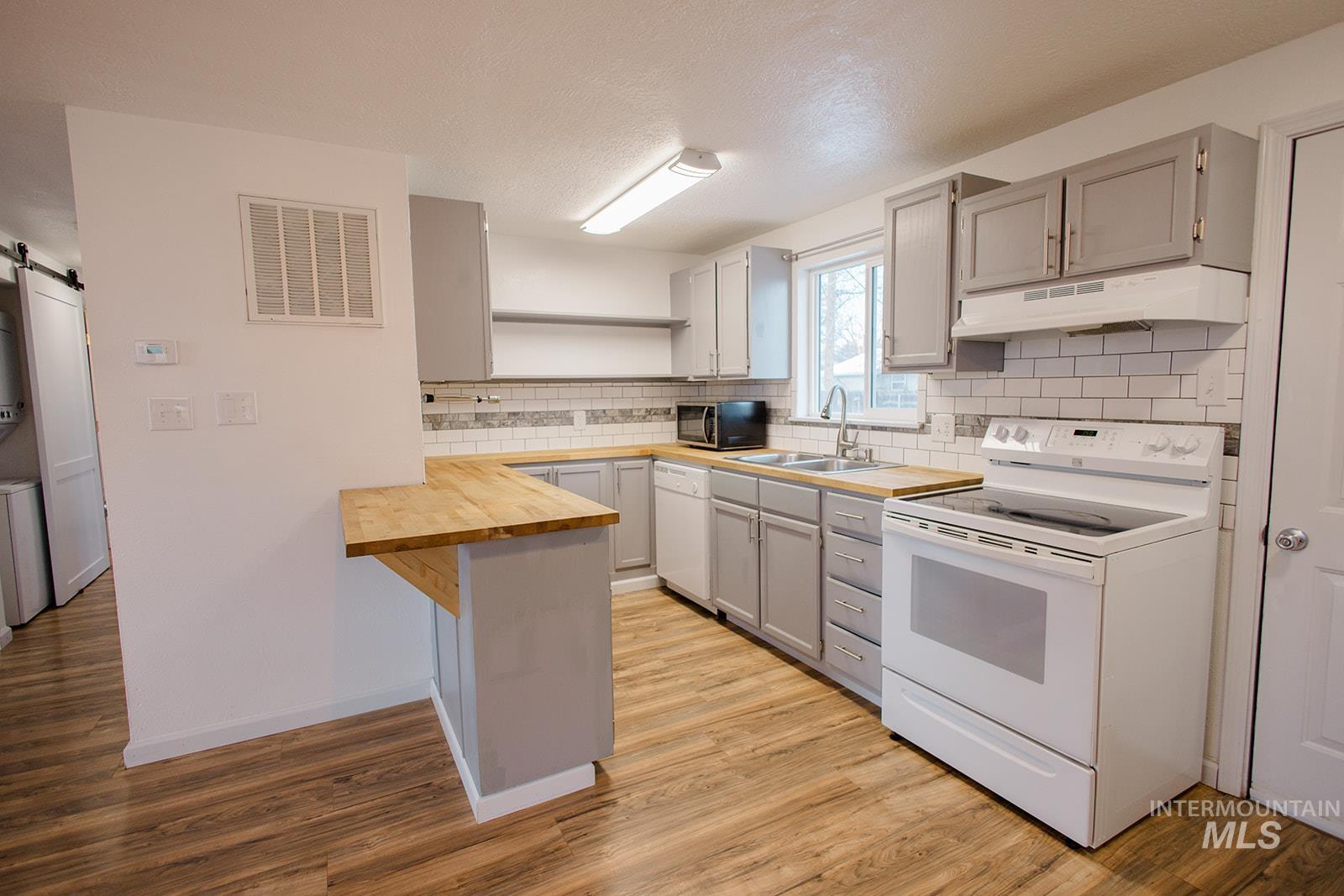 1320 E 4Th N, Mountain Home, Idaho 83647, 3 Bedrooms, 1 Bathroom, Residential For Sale, Price $265,000,MLS 98971405