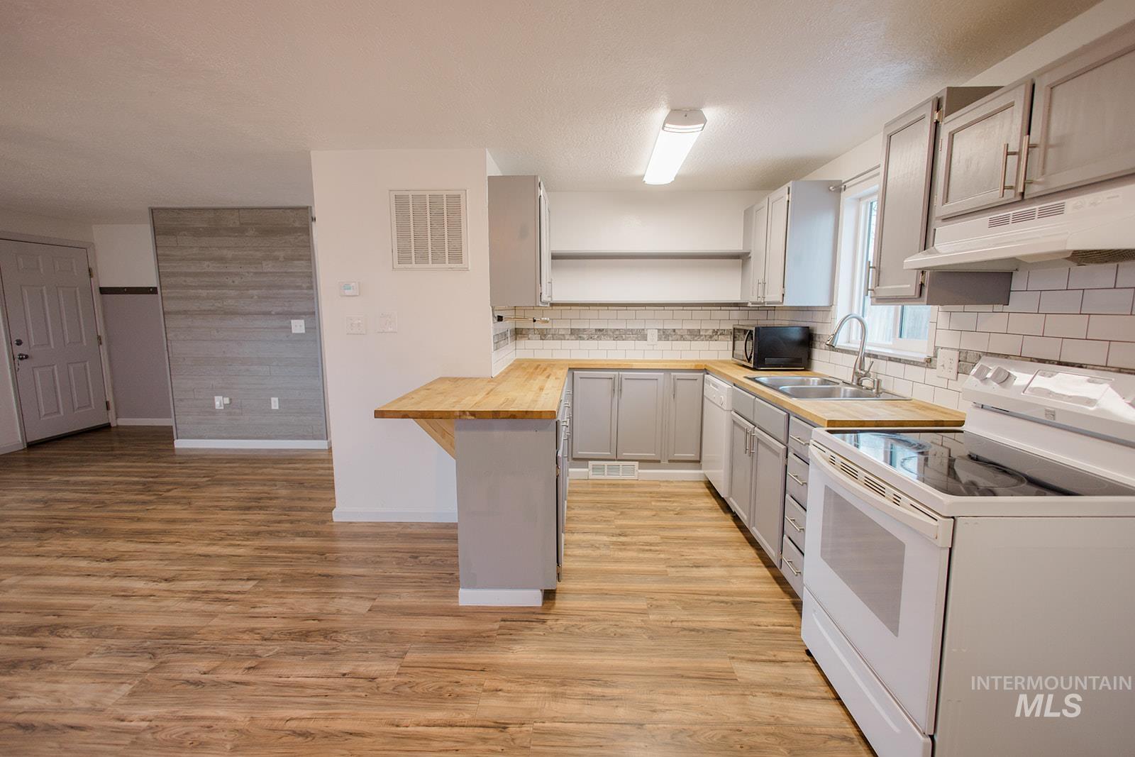 1320 E 4Th N, Mountain Home, Idaho 83647, 3 Bedrooms, 1 Bathroom, Residential For Sale, Price $265,000,MLS 98971405