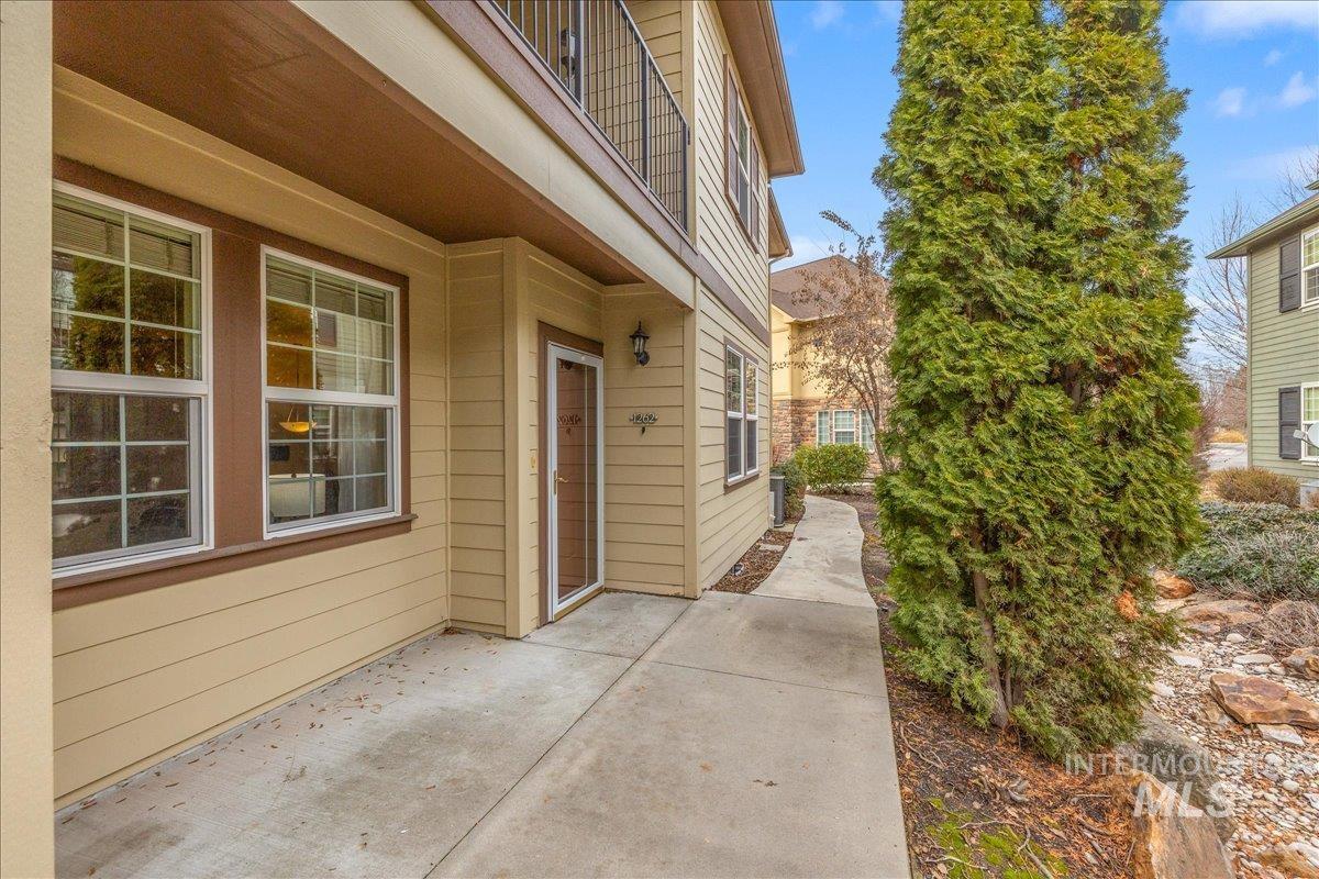 1262 E Winding Creek Dr, Eagle, Idaho 83616, 2 Bedrooms, 1.5 Bathrooms, Residential For Sale, Price $385,000,MLS 98971419