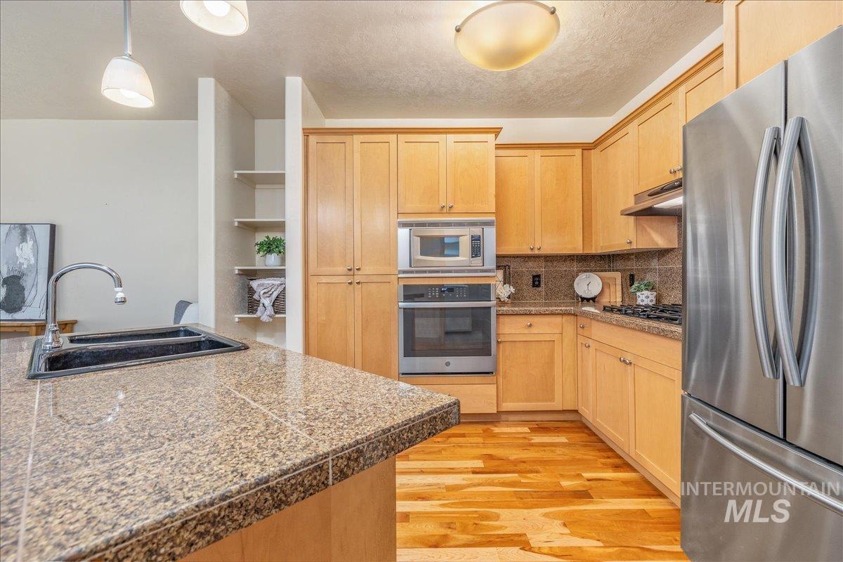 1262 E Winding Creek Dr, Eagle, Idaho 83616, 2 Bedrooms, 1.5 Bathrooms, Residential For Sale, Price $385,000,MLS 98971419