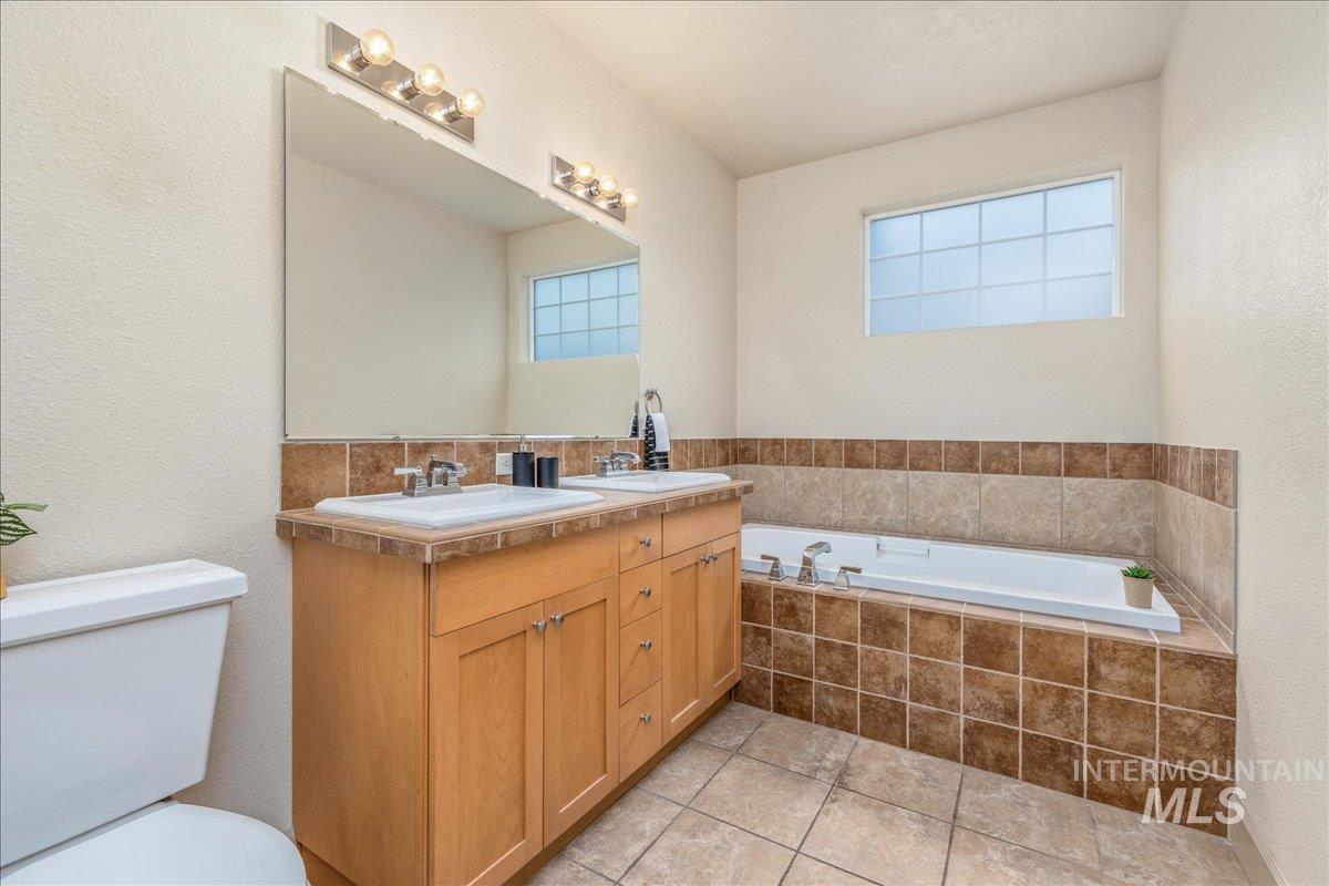 1262 E Winding Creek Dr, Eagle, Idaho 83616, 2 Bedrooms, 1.5 Bathrooms, Residential For Sale, Price $385,000,MLS 98971419