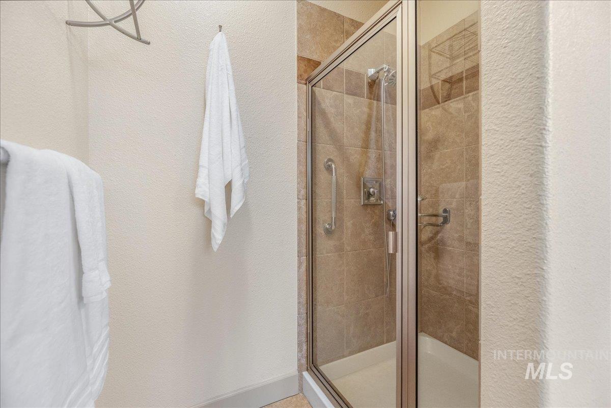 1262 E Winding Creek Dr, Eagle, Idaho 83616, 2 Bedrooms, 1.5 Bathrooms, Residential For Sale, Price $385,000,MLS 98971419