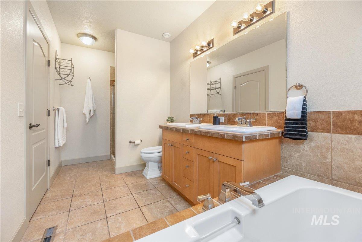 1262 E Winding Creek Dr, Eagle, Idaho 83616, 2 Bedrooms, 1.5 Bathrooms, Residential For Sale, Price $385,000,MLS 98971419