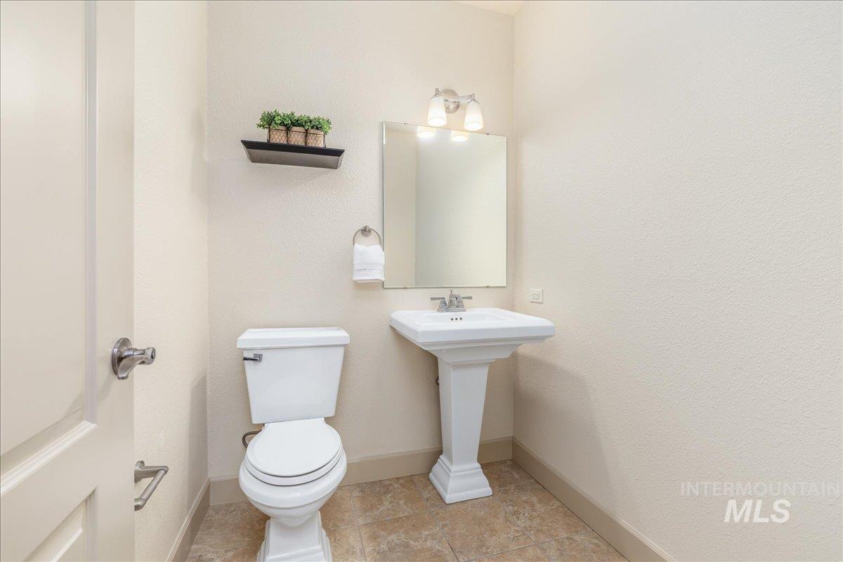 1262 E Winding Creek Dr, Eagle, Idaho 83616, 2 Bedrooms, 1.5 Bathrooms, Residential For Sale, Price $385,000,MLS 98971419