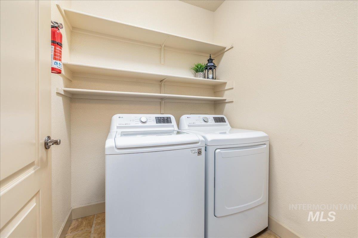 1262 E Winding Creek Dr, Eagle, Idaho 83616, 2 Bedrooms, 1.5 Bathrooms, Residential For Sale, Price $385,000,MLS 98971419