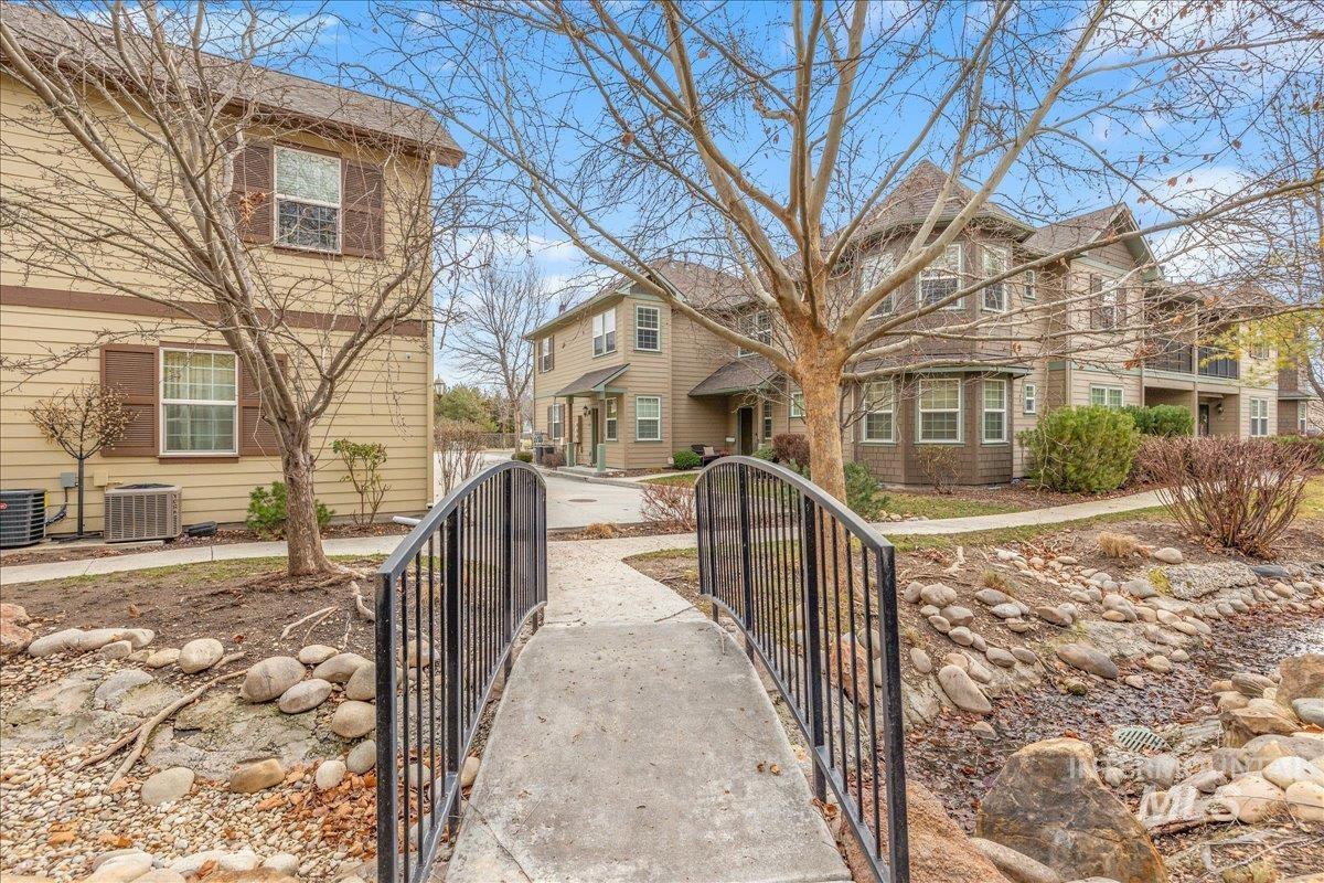 1262 E Winding Creek Dr, Eagle, Idaho 83616, 2 Bedrooms, 1.5 Bathrooms, Residential For Sale, Price $385,000,MLS 98971419