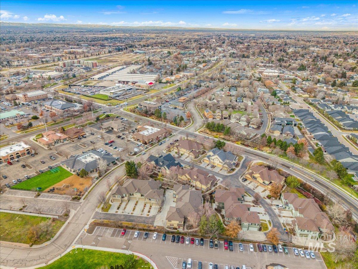 1262 E Winding Creek Dr, Eagle, Idaho 83616, 2 Bedrooms, 1.5 Bathrooms, Residential For Sale, Price $385,000,MLS 98971419