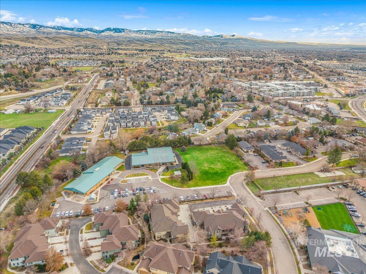 1262 E Winding Creek Dr, Eagle, Idaho 83616, 2 Bedrooms, 1.5 Bathrooms, Residential For Sale, Price $385,000,MLS 98971419