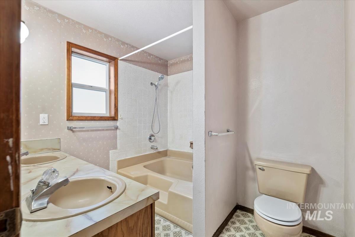 995 N 13th E., Mountain Home, Idaho 83647, 3 Bedrooms, 2 Bathrooms, Residential For Sale, Price $340,000,MLS 98971423