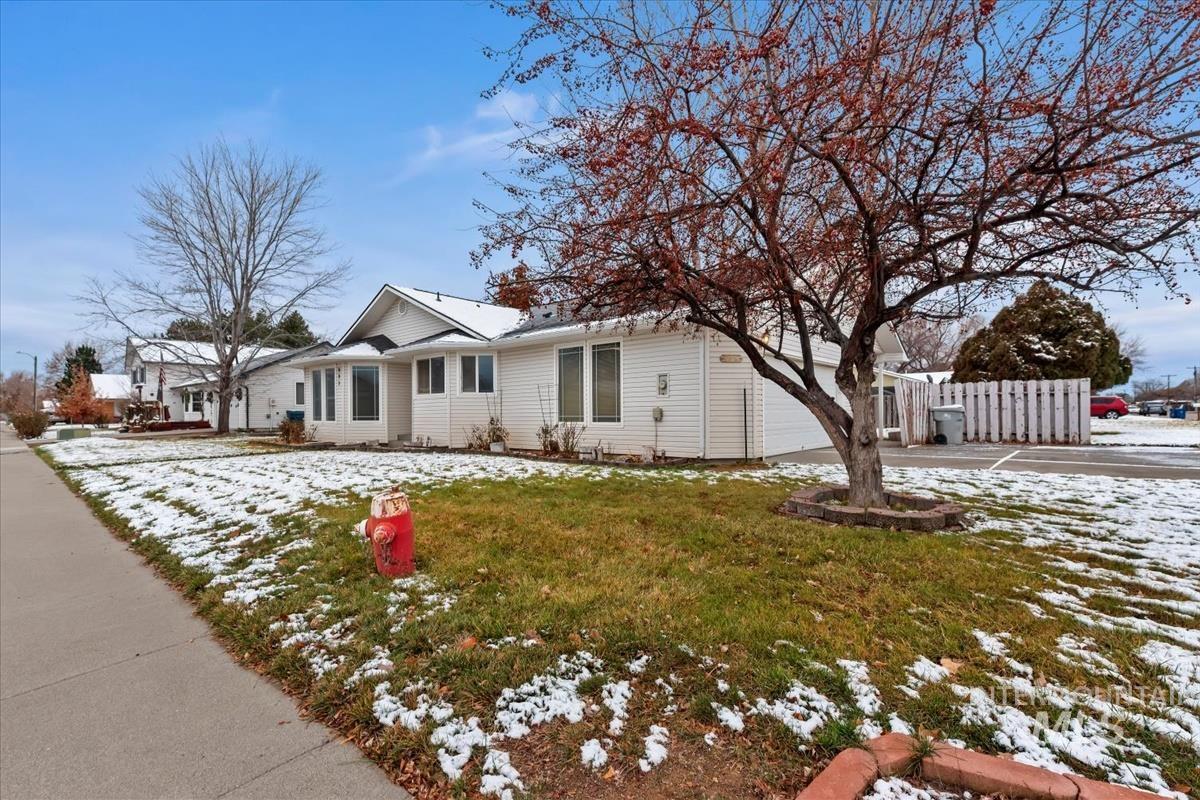 995 N 13th E., Mountain Home, Idaho 83647, 3 Bedrooms, 2 Bathrooms, Residential For Sale, Price $340,000,MLS 98971423