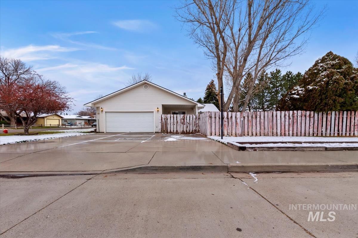 995 N 13th E., Mountain Home, Idaho 83647, 3 Bedrooms, 2 Bathrooms, Residential For Sale, Price $340,000,MLS 98971423