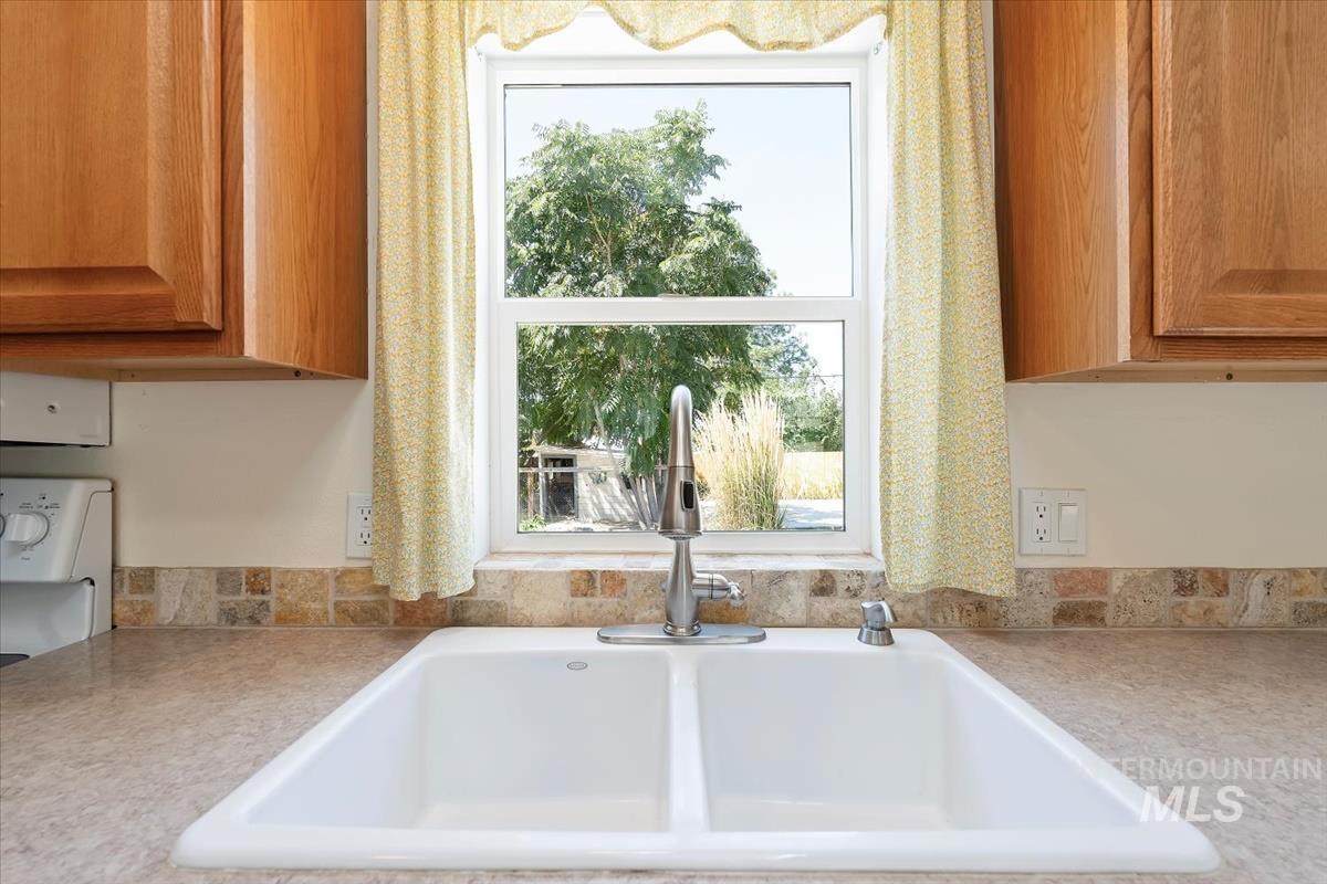 513 Randolph, Melba, Idaho 83641, 3 Bedrooms, 2 Bathrooms, Residential For Sale, Price $290,000,MLS 98971442