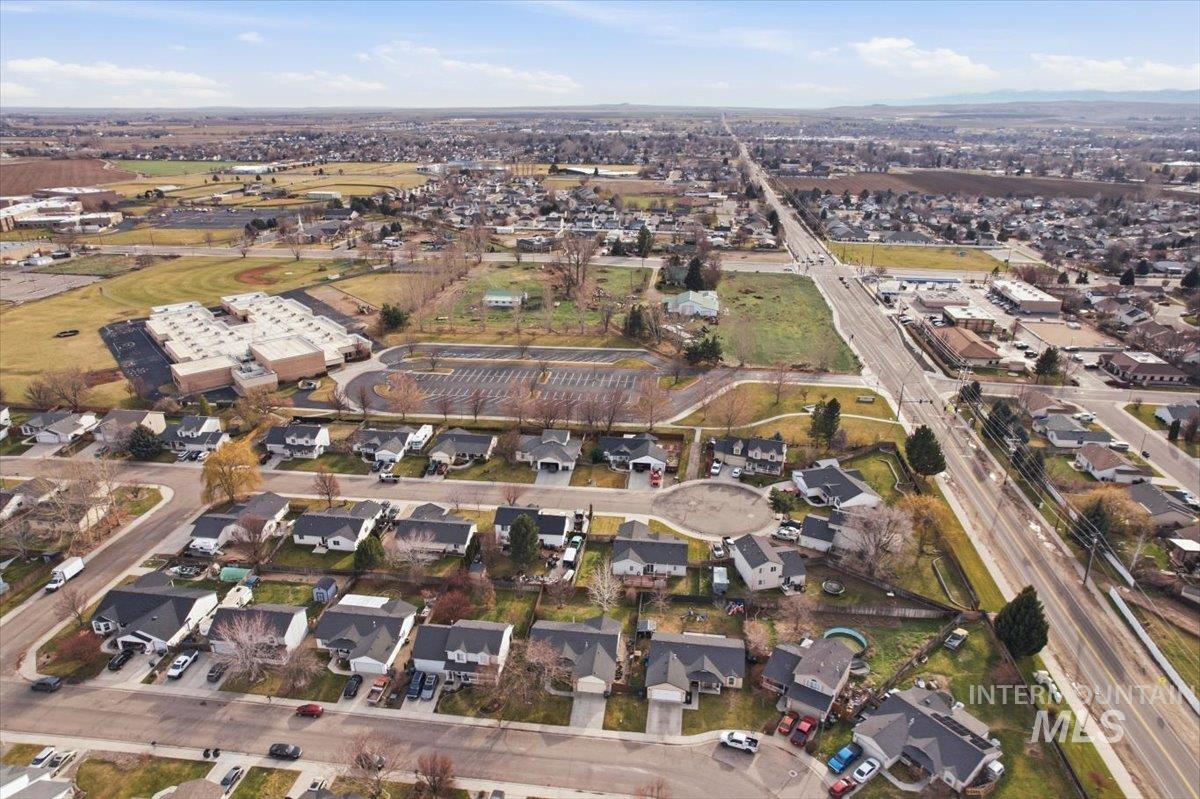 157 E Bay Owl, Kuna, Idaho 83634, 3 Bedrooms, 2 Bathrooms, Residential For Sale, Price $397,000,MLS 98971444