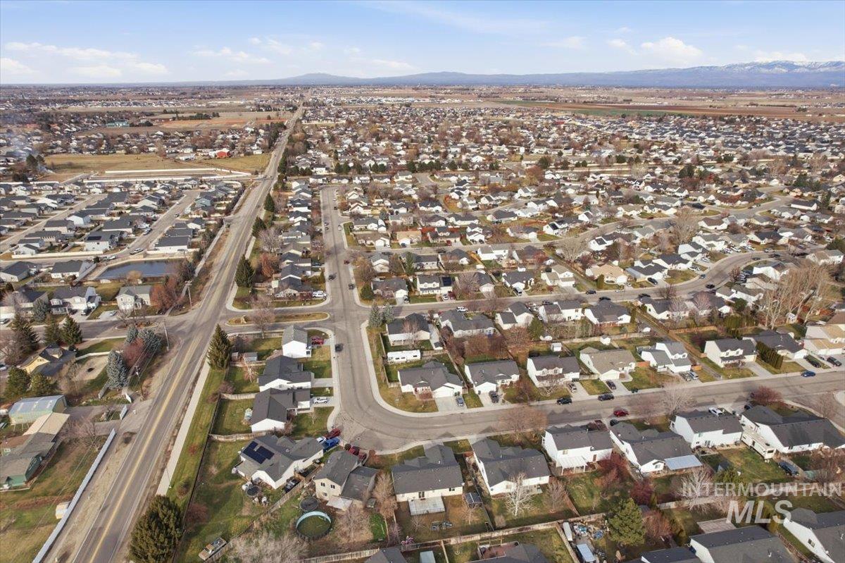 157 E Bay Owl, Kuna, Idaho 83634, 3 Bedrooms, 2 Bathrooms, Residential For Sale, Price $397,000,MLS 98971444