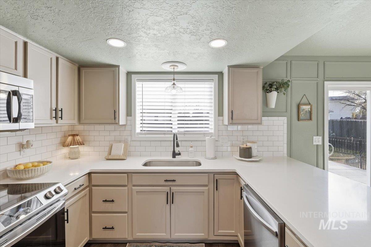 157 E Bay Owl, Kuna, Idaho 83634, 3 Bedrooms, 2 Bathrooms, Residential For Sale, Price $397,000,MLS 98971444